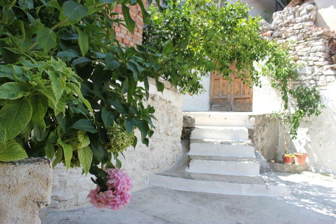 Guest House Toli Inside Berat Castle Exterior photo