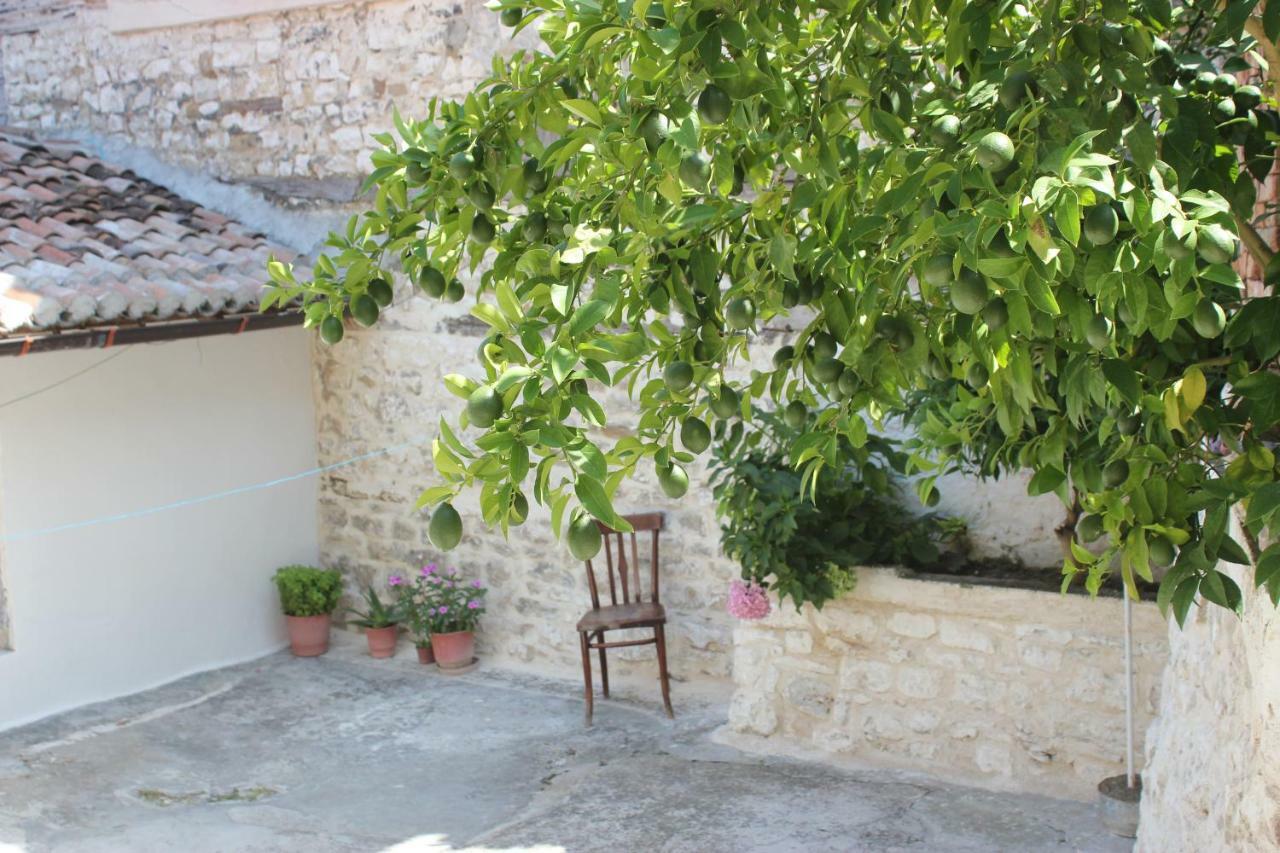 Guest House Toli Inside Berat Castle Exterior photo